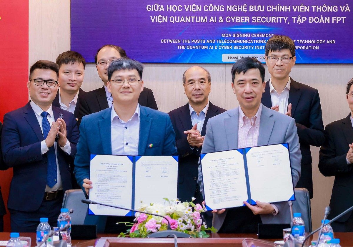 TS. Nguyễn Trung Kiên - Phó Giám đốc PTIT và PGS.TS. Ngô Xuân Bách - Giám đốc QACI, Tập đoàn FPT trao ghi nhớ hợp tác. Ảnh: FPT TS. Nguyễn Trung Kiên - Phó Giám đốc PTIT và PGS.TS. Ngô Xuân Bách - Giám đốc QACI, Tập đoàn FPT trao ghi nhớ hợp tác. Ảnh: FPT