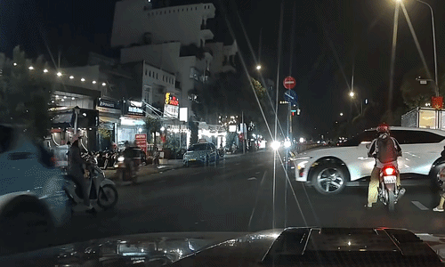 Ôtô húc ngã người đi xe máy ngược chiều