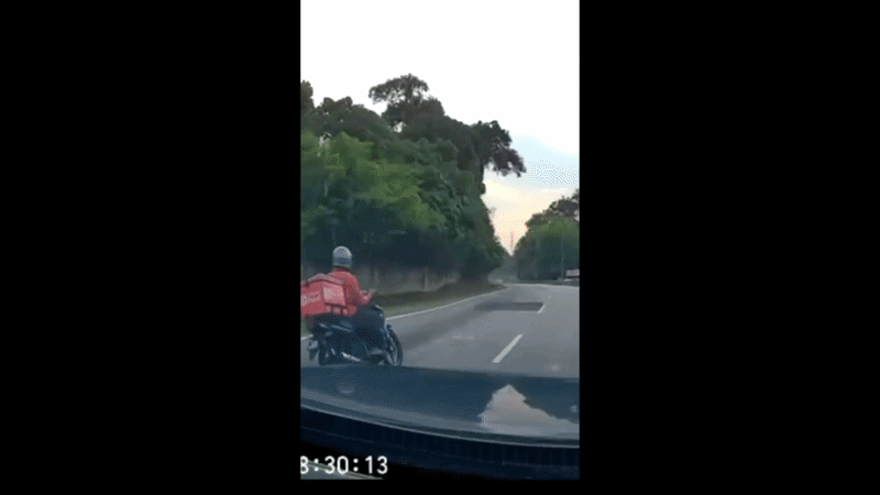 Xe máy thụt hố ở tốc độ cao, người lái ngã cắm mặt