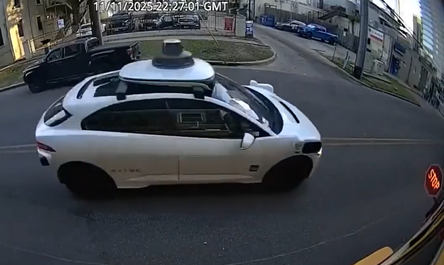 Taxi tự lái bị điều tra vì 20 lần vượt xe buýt chở học sinh