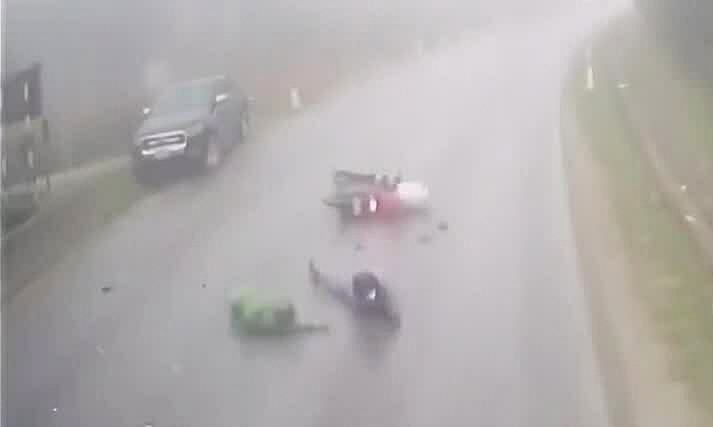 Xe bán tải mất lái trong sương mù gây tai nạn liên hoàn