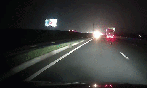 Xe máy lao ngược chiều cao tốc trong đêm