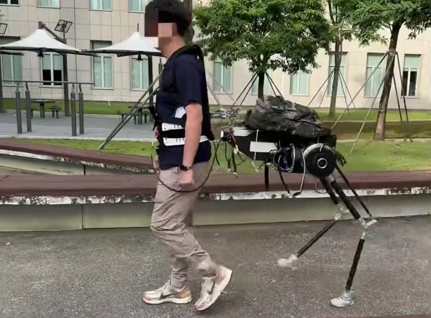 Trung Quốc chế tạo bộ giáp robot giúp con người giảm 35% tiêu hao năng lượng