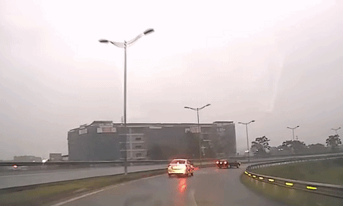 Xe con bị xoay tròn trên cao tốc