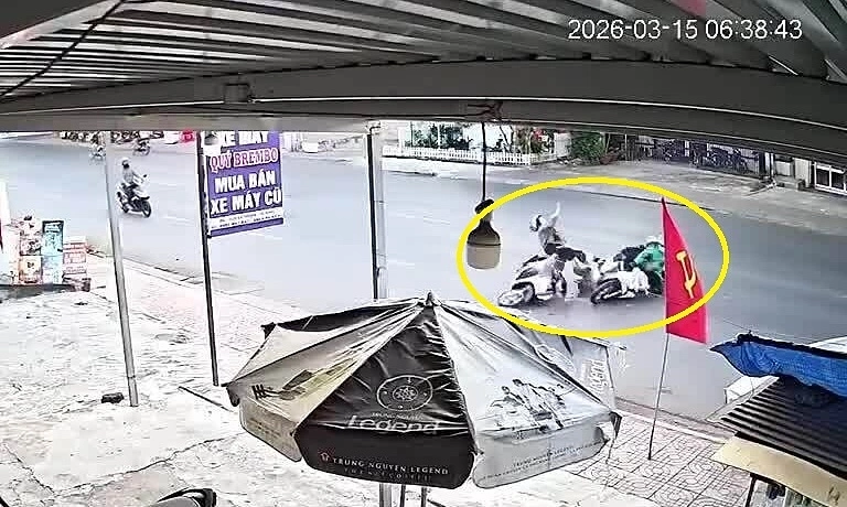 Quay đầu xe máy không quan sát, cô gái bị húc ngã