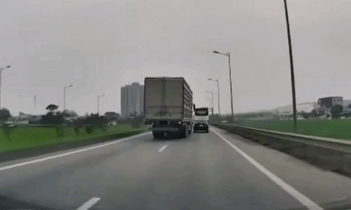 Xe tải húc xe con xoay tròn trên cao tốc