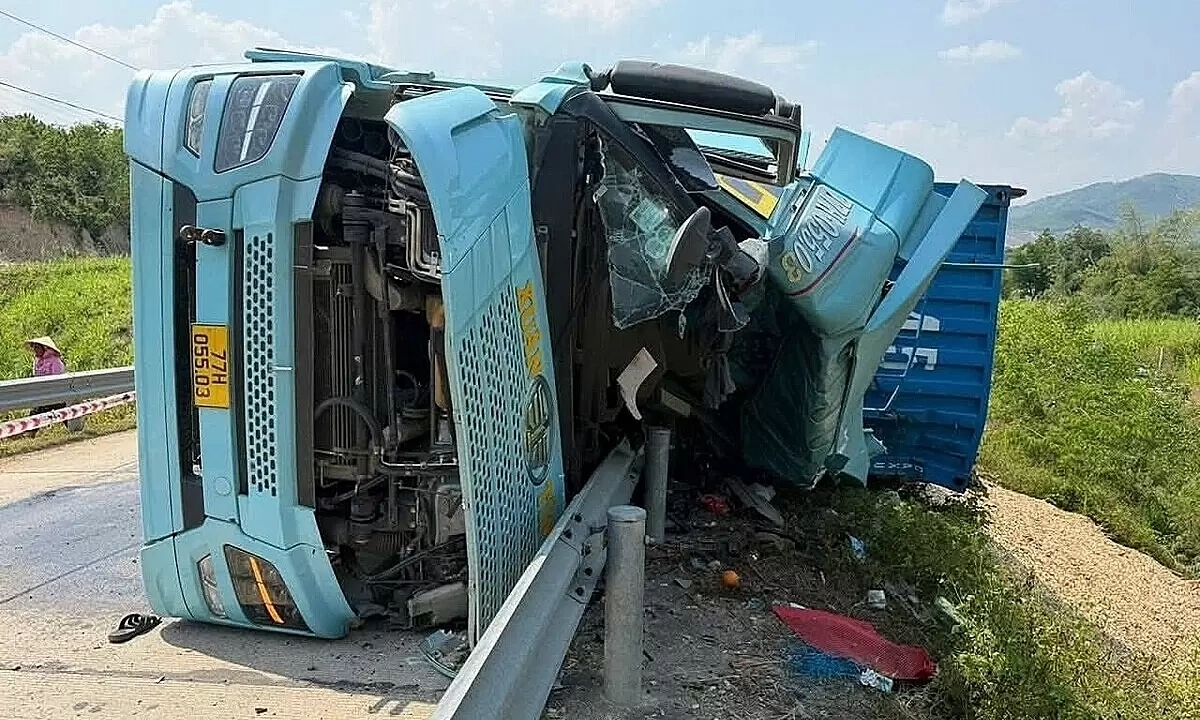 Sai lầm khi vào cua khiến nhiều xe tải bị lật