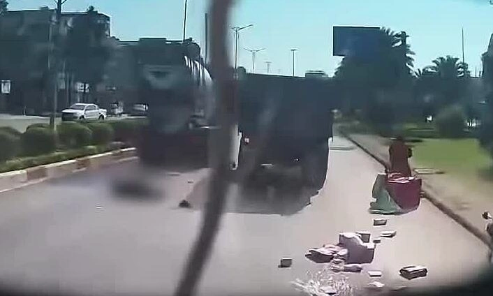 Vượt ở khe hẹp, người đi xe máy bị xe bồn cán qua