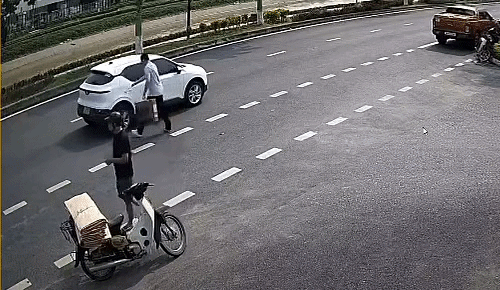 Ôtô 'phơi bụng' vì đâm vào xe dừng giữa đường đón khách