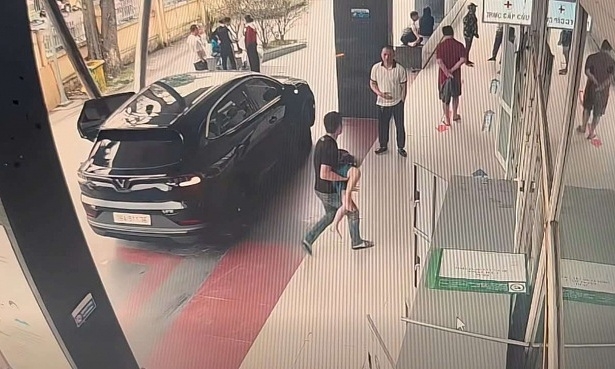 Tài xế nhiều lần vượt đèn đỏ đưa cháu bé đi cấp cứu