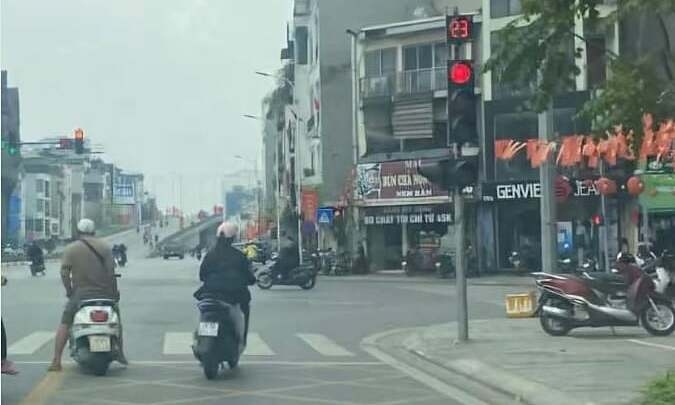 Tín hiệu đèn và vạch trái ngược, tuân theo cái nào?