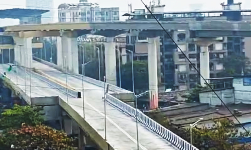 Người dân nổi giận vì cầu vượt 4 làn bị bóp thành hai