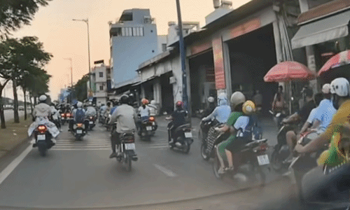 Người phụ nữ đi xe máy vượt ẩu, ngã sấp trước đầu ôtô