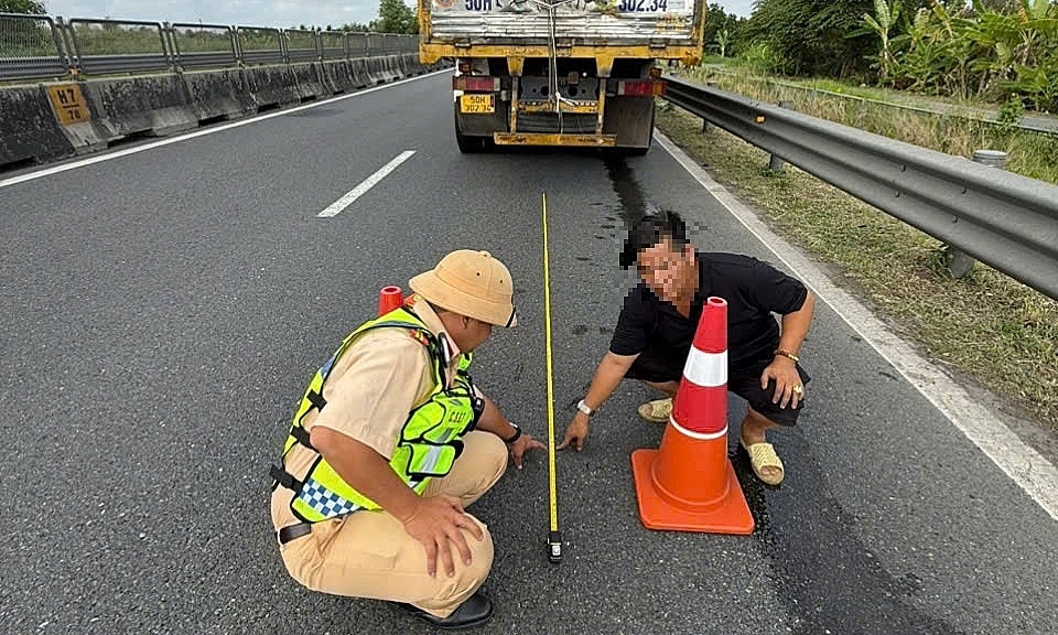 Tài xế bị phạt 13 triệu vì đặt cảnh báo sai quy tắc