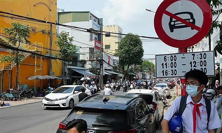 Đi từ giữa phố cấm ôtô có bị phạt không?