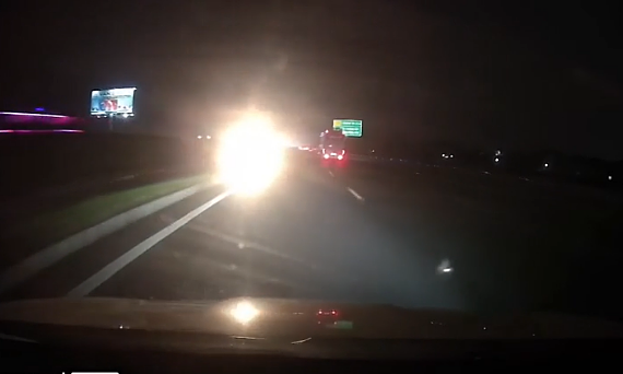 Xe máy lao ngược chiều cao tốc trong đêm