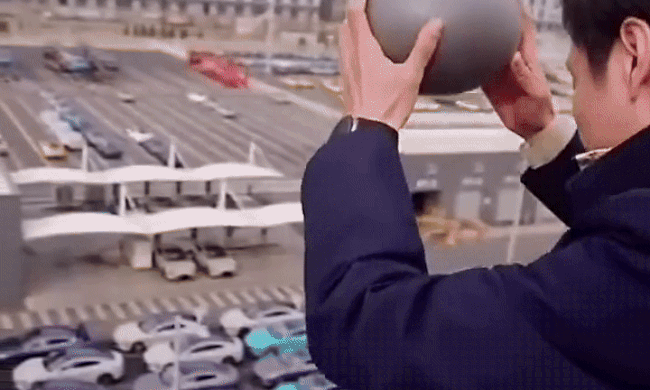 Sếp Xiaomi thả dưa hấu từ tầng 6 chứng minh độ bền pin xe điện