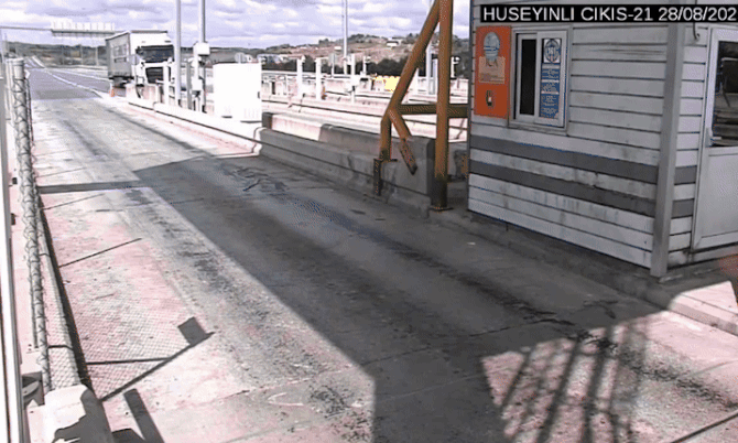 Xe đầu kéo đâm bay xe cảnh sát ở trạm thu phí