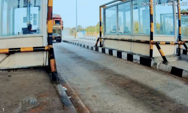 Xe tải ủn bay cabin ở trạm thu phí