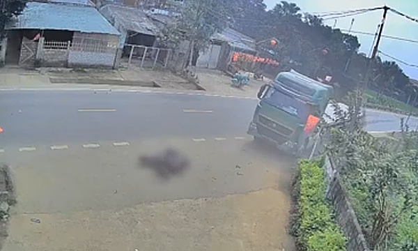 Xe máy lao thẳng vào đầu xe tải trên đường không bóng người