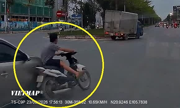 Xe máy sang đường ẩu, đâm liên tiếp hai ôtô tại ngã tư