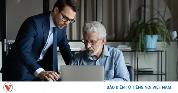 Không học AI, nguy cơ mất việc ngày càng rõ với lao động lớn tuổi