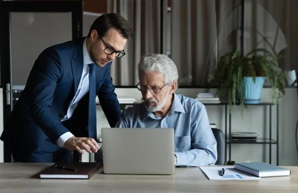 khong hoc ai, nguy co mat viec ngay cang ro voi lao dong lon tuoi hinh anh 1