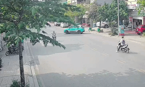 Học sinh phóng xe máy đâm sầm vào ôtô đang quay đầu