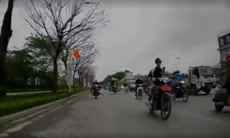 Mải xem điện thoại, thanh niên đi xe máy hất tung người đi xe đạp