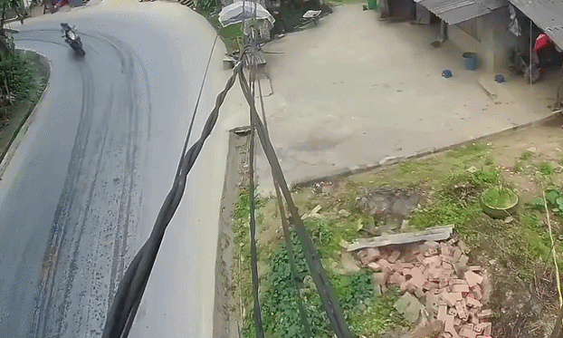 Khách Tây vào cua đèo Hà Giang ngã trước đầu xe tải