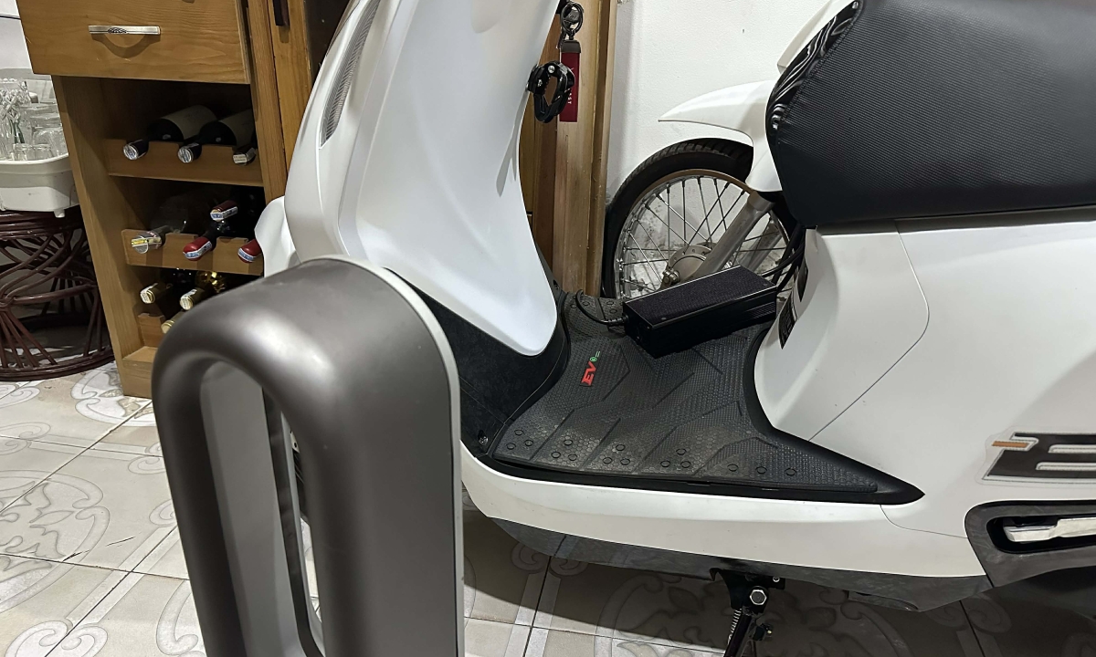 Hộ gia đình sạc nhiều xe máy điện vào mùa nóng có an toàn?