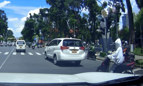 'Phụ nữ trùm kín ra đường - bảo vệ nhan sắc, mặc kệ tính mạng'