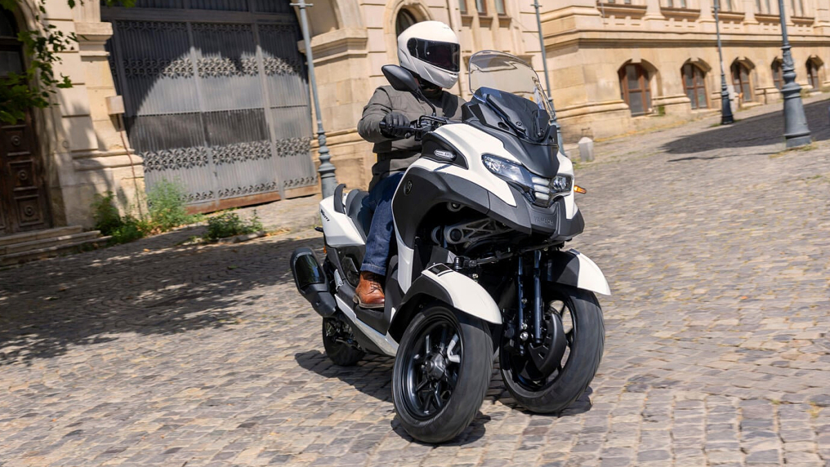 Yamaha ra mắt Tricity 300 2026 giá 11.400 USD