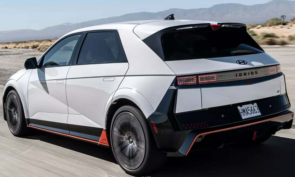 Sếp Porsche 'mở mang tầm mắt' khi lái xe điện Hyundai