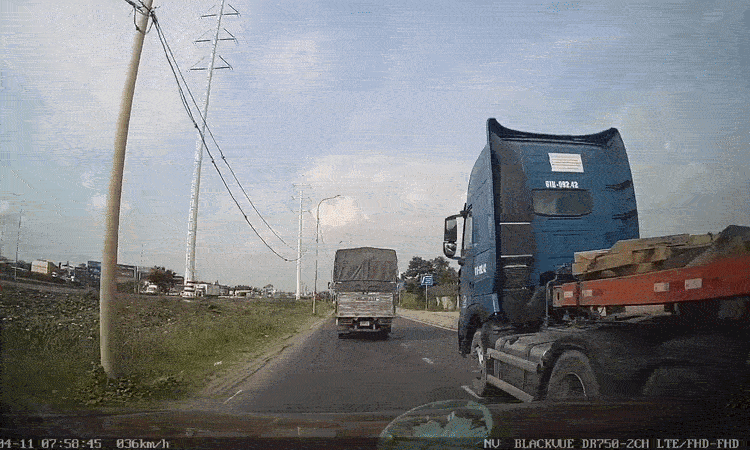 Xe rơ-moóc tạt đầu, ép ôtô con rời khỏi lề đường