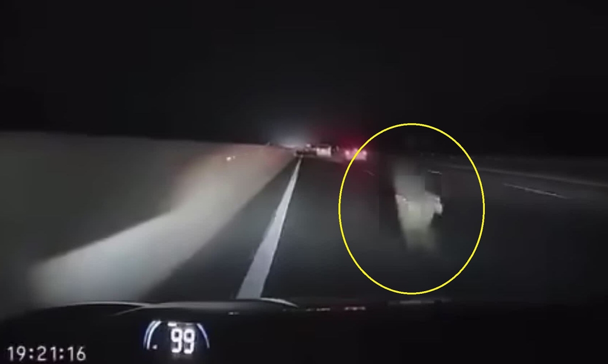 Tài xế đánh lái như chớp tránh người đi bộ giữa cao tốc trong đêm