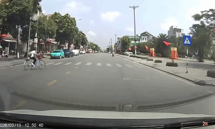 Ô tô húc ngã cô bé đi xe đạp: ai sai?