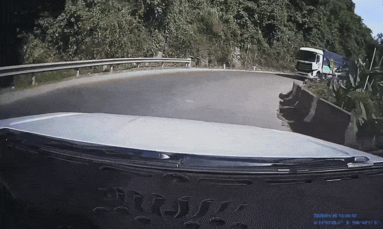 Xe tải vượt ẩu ở cua gấp suýt đấu đầu ôtô