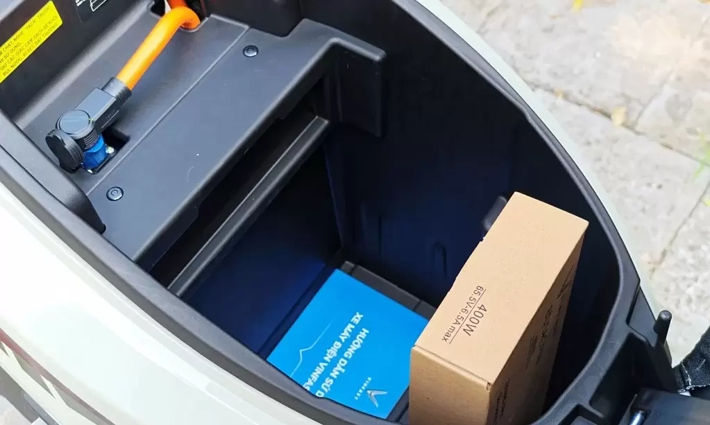 Xe máy điện nên mua xe chạy pin hay ắc-quy?