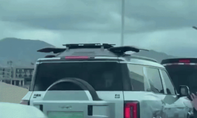 Tài xế dùng drone của ôtô thám thính đám tắc đường