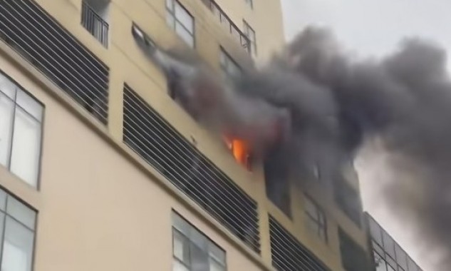 Hà Nội: Lửa bốc cháy ngùn ngụt toà nhà 26 tầng, cư dân tháo chạy từ tầng 19