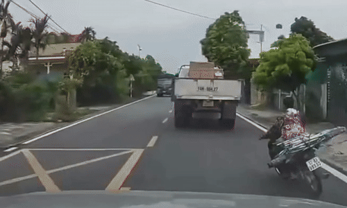 Đánh võng chuyển làn, xe máy lao thẳng vào đầu ôtô