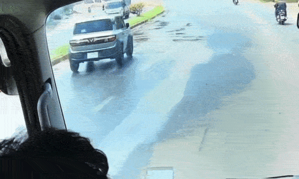 Ôtô mất lái khi qua vũng nước, đâm gục người đi xe máy