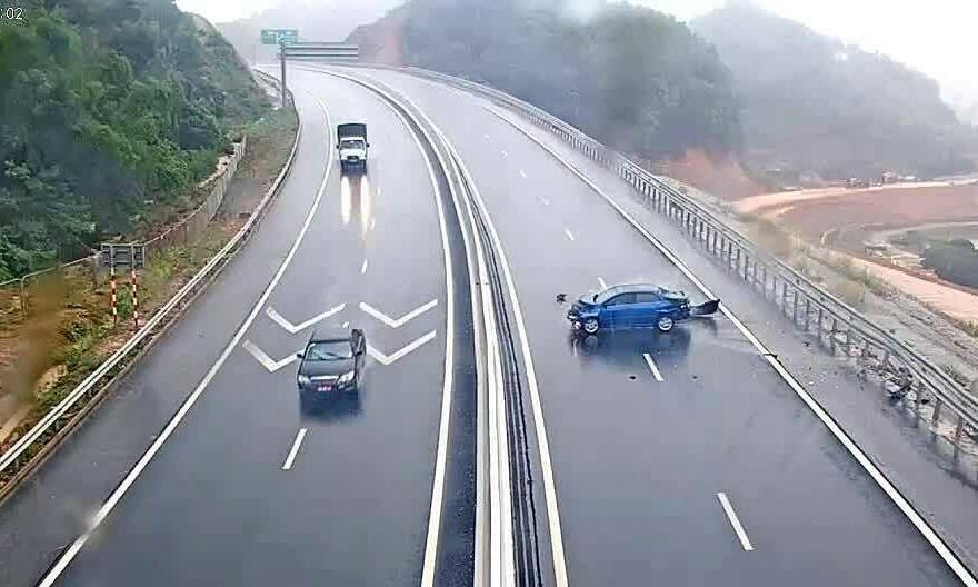 Ôtô mất lái trên cao tốc ngập nước