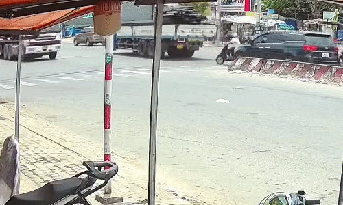 Người đi xe máy lao thẳng vào đầu xe tải