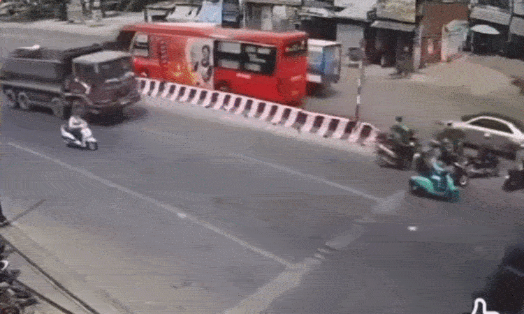 Người phụ nữ tử vong vì chuyển làn trước đầu xe tải