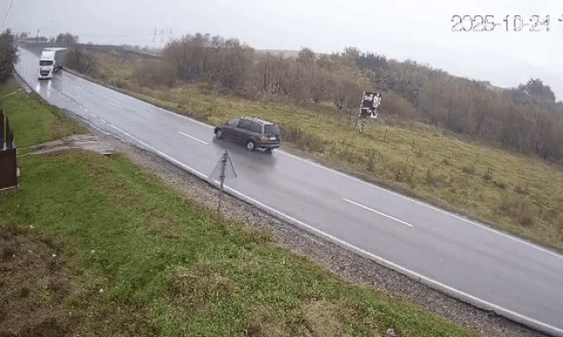 Xe đầu kéo quệt vỡ nát ôtô con, hai người thiệt mạng