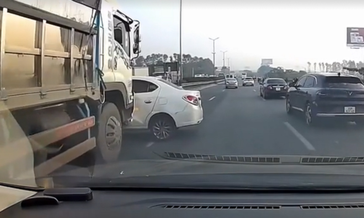 Xe tải chuyển làn ẩu, ủi xe con như đang 'bịt mắt'