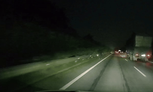 Người đi bộ như bóng ma trên cao tốc