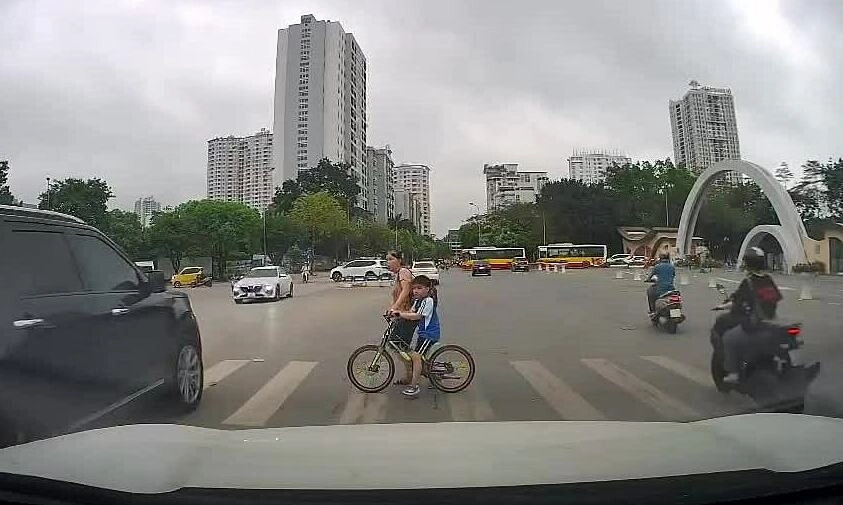 'Ôtô uy hiếp người đi bộ'